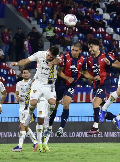 Duelo aéreo entre Alexis Villlalba, Víctor Gustavo Velázquez y Jonatan Torres. Atrás, Iván “Tito” Torres.
