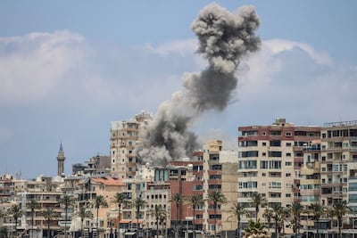 Humo sobre la ciudad libanesa de Tiro luego de un bombardeo israelí el martes.