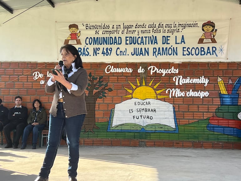 Luisa Abbate, directora del proyecto Ñemity Mbo’ehaópe, destacó con satisfacción los resultados alcanzados y el compromiso demostrado por los estudiantes y las instituciones.