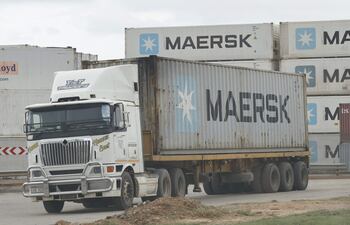 Un camión de transporte lleva un contenedor con producción de arroz, desde el puerto de Johannesburgo, Sudáfrica.