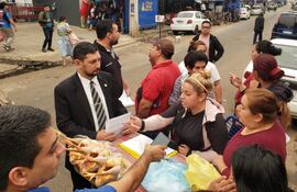 Funcionarios de la Municipalidad tratan de convencer a vendedores de pollos para despejar la vereda de la calle Capitán Bado.