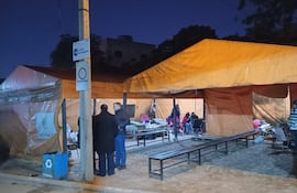 Familiares de pacientes del Hospital General Materno Infantil de San Lorenzo pasan la noche en carpas.