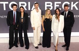 Cruz Beckham, Jackie Apostel, Romeo Beckham, Harper Beckham, Victoria Beckham y David Beckham llegando en familia a la premier mundial de la serie documental "Victoria Beckham" en Londres. (EFE/EPA/NEIL HALL)