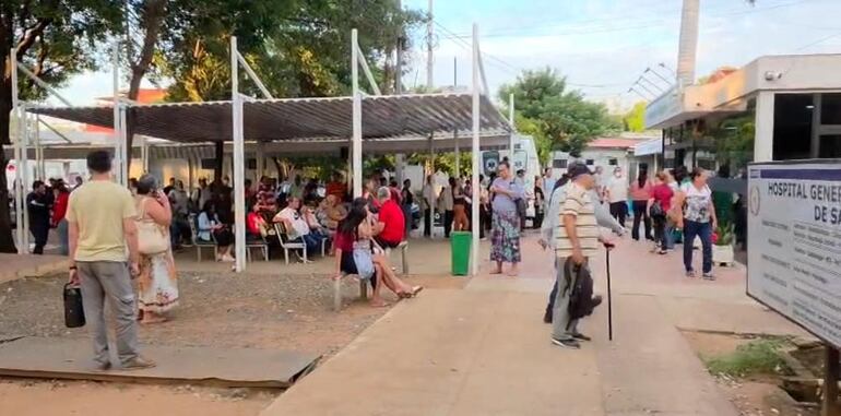Pacientes protestan por las largas filas en Hospital General de San Lorenzo