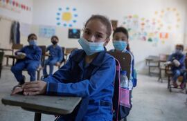 Niños en las escuelas con tapabocas para evitar contagios de COVID-19.