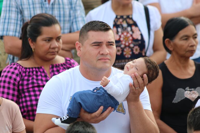 Cada domingo numerosas familias acuden con sus hijos a la Basilica de Caacupé para ser bendecidos.