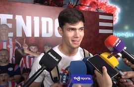 Lucas Quintana, jugador de la selección paraguaya, conversa con los medios al aterrizar en el Aeropuerto Internacional Silvio Pettirossi, en Luque, Paraguay.