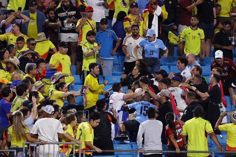 La pelea entre los hinchas colombianos y los jugadores de la selección de Uruguay después del partido por las semifinales de la Copa América 2024 en el Bank of America Stadium, en Charlotte, North Carolina.