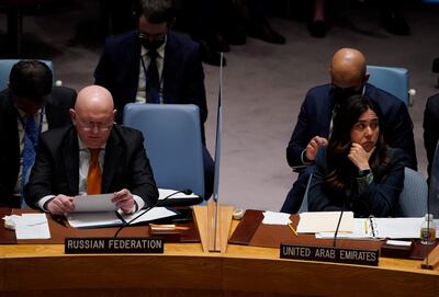 La embajadora emiratí, Lana Zaki Nusseibeh (d) durante una sesión en la ONU.