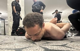 Fotografía difundida en la cuenta oficial @realDonaldTrump de la red social Truth del presidente de los Estados Unidos, Donald Trump, donde se muestra al supuesto tirador arrestado por agentes del Servicio Secreto este sábado, luego de que se reportaran aparentes disparos durante la cena anual de la Asociación de Corresponsales de la Casa Blanca (WHCA) en Washington (Estados Unidos).
