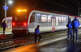 Vista del tren secuestrado en la noche del 8 de febrero de 2024 en la estación de Essert-sous-Champvent, en el oeste de Suiza.