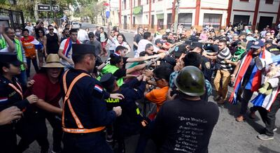 Manifestantes se enfrentan a los cordones policiales para unir los bloques de ciudadanos movilizados en el lugar.