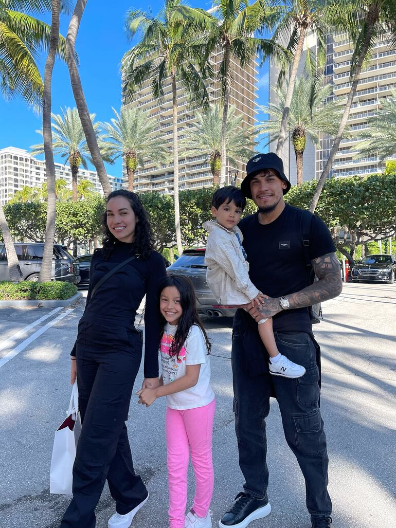 ¡Hermosa familia! Gustavo Gómez y Jazmín Torres con sus hijos Pía y Lucca. (Instagram/Jazmín Torres)