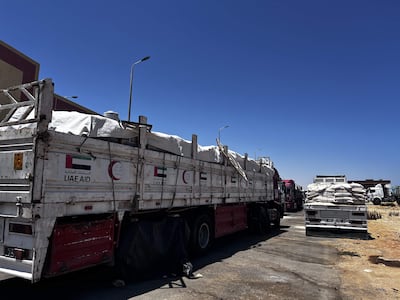 Camiones con ayuda humanitaria para Gaza esperan en Al-Arish, Egipto.