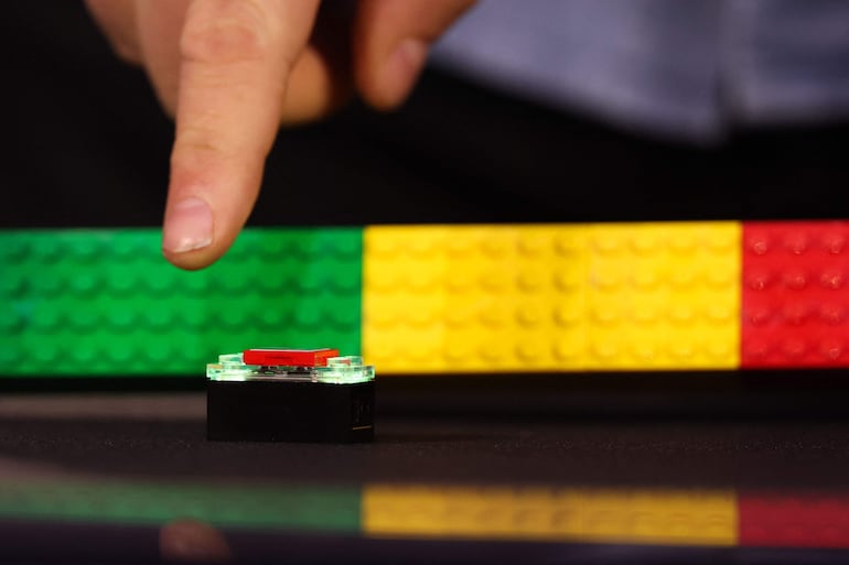 El LEGO SMART Brick se muestra durante la conferencia de prensa de LEGO previa a la Feria de Electrónica de Consumo (CES) en Las Vegas, Nevada.