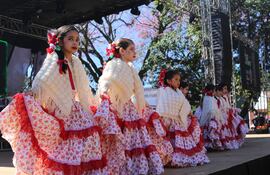 Las pequeñas se lucen con su presentación artística.