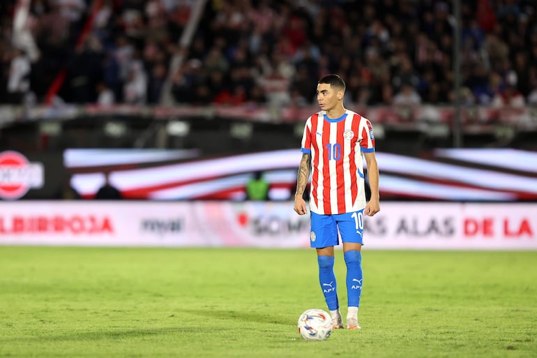 Miguel Almirón, futbolista de la selección de Paraguay, observa antes de lanzar un centro en el partido frente a Ecuador por la fecha 17 de las Eliminatorias Sudamericanas 2026 en el estadio Defensores del Chaco, en Asunción, Paraguay.