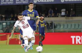 Verona (Italy), 20/09/2024.- Torino's Antonio Sanabria (L) scores the 0-1 goal during the Italian Serie A soccer match Hellas Verona vs Torino Fc at Marcantonio Bentegodi stadium in Verona, Italy, 20 September 2024. (Italia) EFE/EPA/Emanuele Pennnacchio