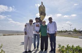 William Mebarak, padre de Shakira; el alcalde de Barranquilla, Jaime Pumarejo; Nidia Ripoll, madre de Shakira, y el artista plástico Yino Márquez posan junto a la estatua de Shakira en el Gran Malecón, en Barranquilla (Colombia).