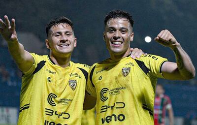 Lucas David González (izq., 27 años) y Hugo Sandoval (25), centroatacantes de Recoleta FC.