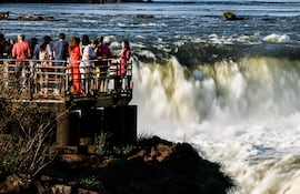 Personas recorren el Parque Nacional del Iguazú, en Puerto Iguazú (Argentina). Las imponentes Cataratas del Iguazú, reconocidas como Patrimonio de la Humanidad y una de las siete maravillas naturales del planeta.
