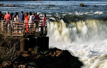 Personas recorren el Parque Nacional del Iguazú, en Puerto Iguazú (Argentina). Las imponentes Cataratas del Iguazú, reconocidas como Patrimonio de la Humanidad y una de las siete maravillas naturales del planeta.