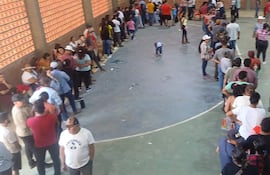 Grupo de electores en Fuerte Olimpo, en local de votacion