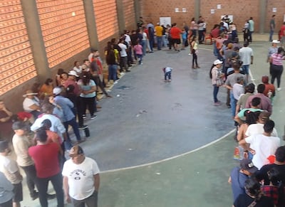 Grupo de electores en Fuerte Olimpo, en local de votacion