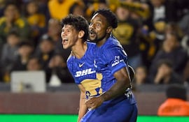 Robert Morales (i) y Alvaro Angulo (d) de Pumas celebran un gol este miércoles, en un partido de la Liga MX entre Tigres y Pumas, en el estadio Universitario en San Nicolás de los Garza (México).