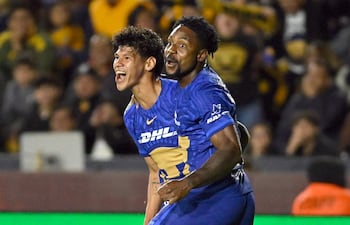 Robert Morales (i) y Alvaro Angulo (d) de Pumas celebran un gol este miércoles, en un partido de la Liga MX entre Tigres y Pumas, en el estadio Universitario en San Nicolás de los Garza (México).