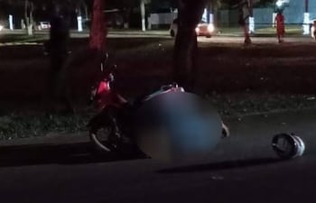 La víctima, cuya identidad se desconoce, fue hallada muerta en plena línea internacional que divide las ciudades de Coronel Sapucaia (Brasil) y Capitán Bado (Paraguay).