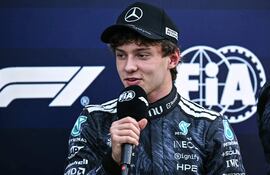 El piloto italiano Andrea Kimi Antonelli dando declaraciones luego de conseguir su segunda "pole" en la F1.