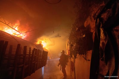 bomberos trabajando para extinguir un incendio en «Le marché des Enfants Rouges» (Mercado de los Niños Rojos), en el centro de París.