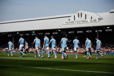 Los jugadores del Manchester City celebran un gol en el partido frente al Fulham por la ronda 37 de la Premier League de Inglaterra.