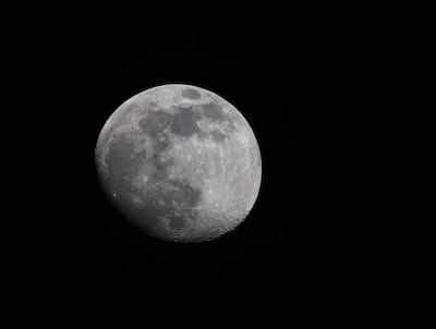 Una luna casi llena brilla sobre Saná, Yemen, el 2 de diciembre de 2025. La última Superluna de 2025, conocida como Luna Fría, saldrá el 4 de diciembre.