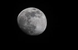 Una luna casi llena brilla sobre Saná, Yemen, el 2 de diciembre de 2025. La última Superluna de 2025, conocida como Luna Fría, saldrá el 4 de diciembre.