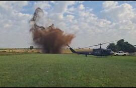 Momento en el que destruyen la pista clandestina.