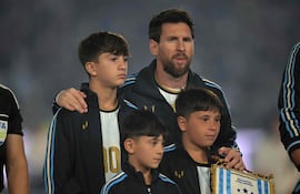 El delantero de Argentina, Lionel Messi, posa junto a sus hijos Thiago (izq.), Mateo (der.) y Ciro antes del partido amistoso internacional de fútbol entre Argentina y Benín en el estadio Mâs Monumental en Buenos Aires.