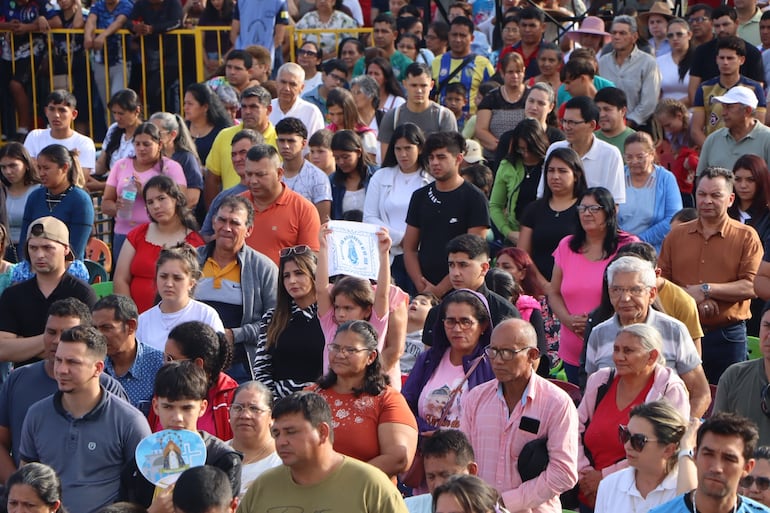 Como cada domingo la explanada de la basílica estuvo repleta de feligreses.