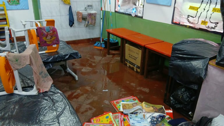Tejado y tinglado de una escuela quedaron totalmente perforados a causa del granizo