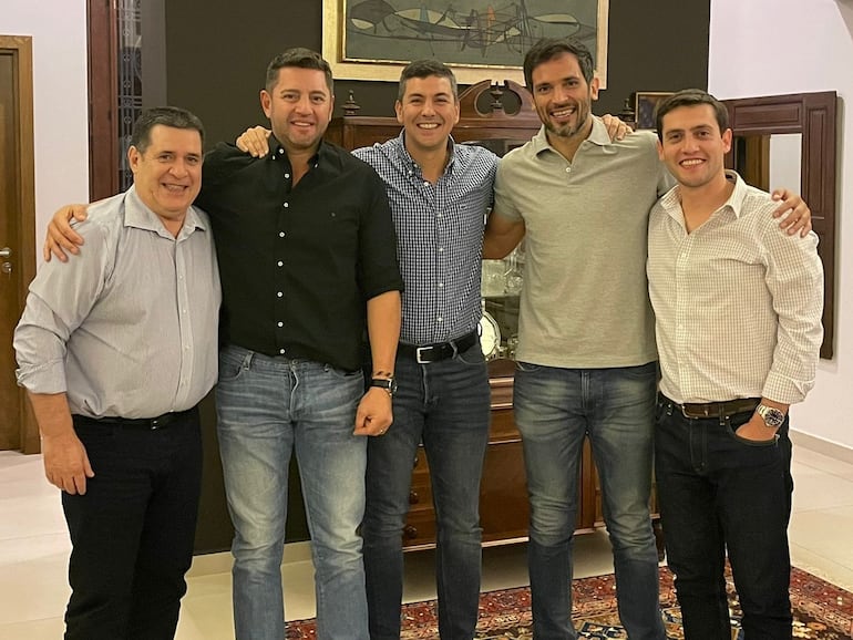 Fotografía de archivo: Horacio Cartes (i), Pedro Alliana, Santiago Peña, Roque Santa Cruz y Martín Admen.