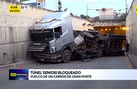 Video: Camión volcó en el túnel Semidei