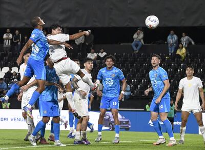 El defensor de Libertad, Robert Rojas se impone en las alturas sobre el uruguayo Lucas Morales. De frente observan la acción Matías Espinoza, Adrián Alcaraz, Manuel Capasso y Lorenzo Melgarejo.