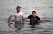 Una pareja de migrantes entra a la ciudad autónomja de Ceuta durante la migración masiva la semana pasada que puso en jaque la estabilidad en el orte de África.