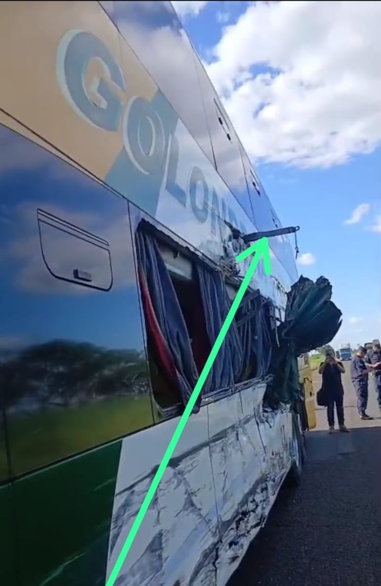 Un hierro quedó incrustado por el bus y un pasajero resultó con lesiones de consideración.