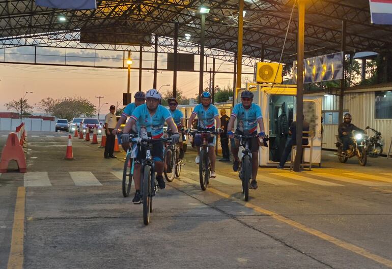 Ciclistas que viajan desde Buenos Aires a Caacupé pasaron por Encarnación