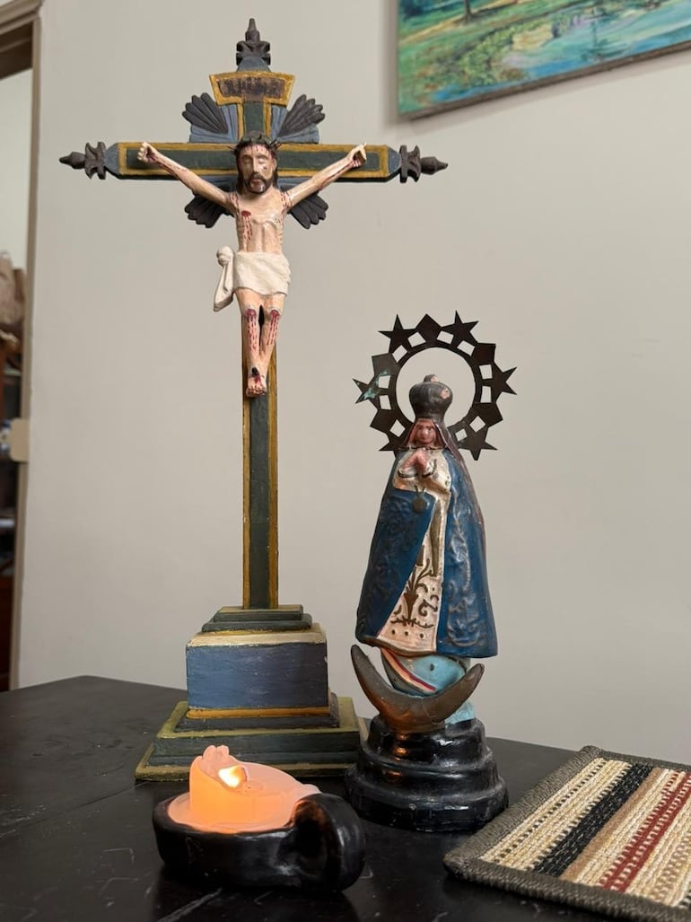 Imagen de la Virgen de Caacupé junto con el crucifijo del padre Hugo Fernández.
