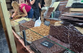 PARÍS, 27/10/2023.- La 28a edición del Salón del Chocolate de París dio su pistoletazo de salida este viernes por la tarde, en un desfile inaugural con prendas hechas a base de chocolate. El mayor evento mundial consagrado al cacao y a todas sus variantes, como lo definen sus impulsores, cuenta con un espacio de 20.000 metros cuadrados en el Paris Expo Puerta de Versalles. 230 expositores, 20 conferencias, medio centenar de demostraciones y hasta 11 desfiles con ropa hecha a base de chocolate amenizarán todos los sentidos de los espectadores. EFE / Edgar Sapiña Manchado