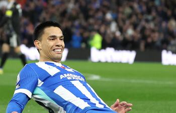 Celebración del paraguayo, Diego Alexander Gómez Amarilla (22 años), tras anotar dos goles en el triunfo del righton & Hove Albion sobre Leeds United.