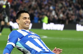 Celebración del paraguayo, Diego Alexander Gómez Amarilla (22 años), tras anotar dos goles en el triunfo del righton & Hove Albion sobre Leeds United.